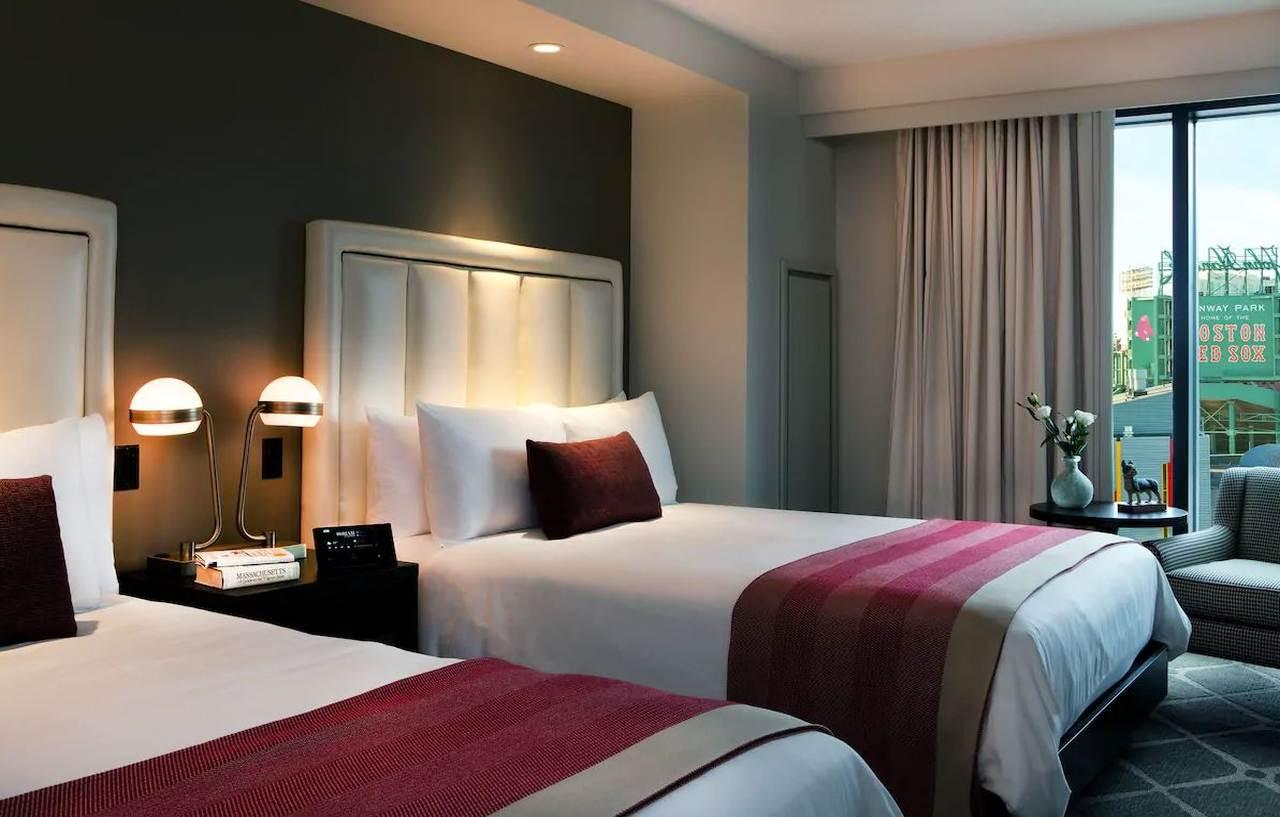 Hotel Commonwealth Boston Extérieur photo A guest room at the Renaissance Hotel