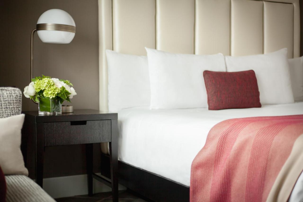 Hotel Commonwealth Boston Extérieur photo A bedroom at the Mandarin Oriental Washington DC