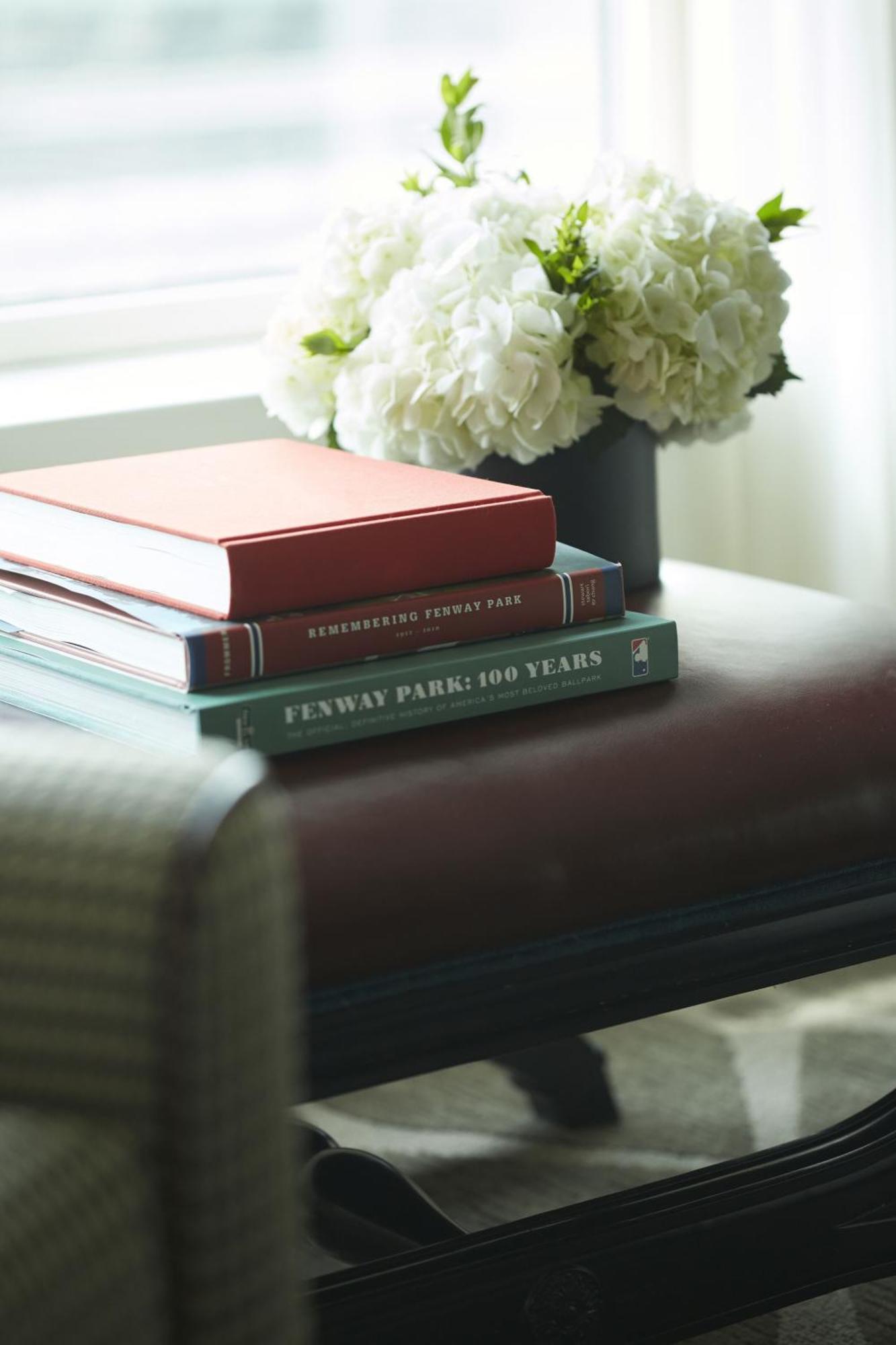 Hotel Commonwealth Boston Extérieur photo Books on display at the library
