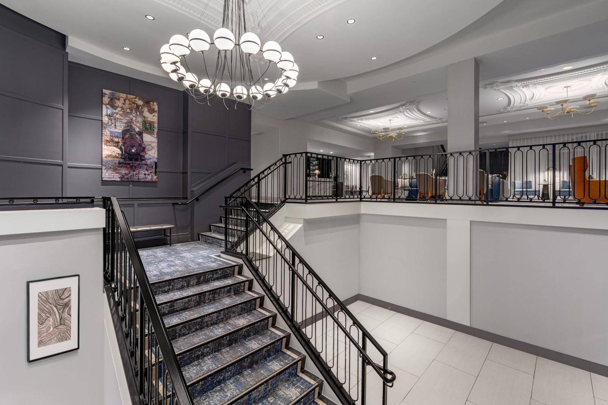 Hotel Commonwealth Boston Extérieur photo The staircase at the entrance of the hotel