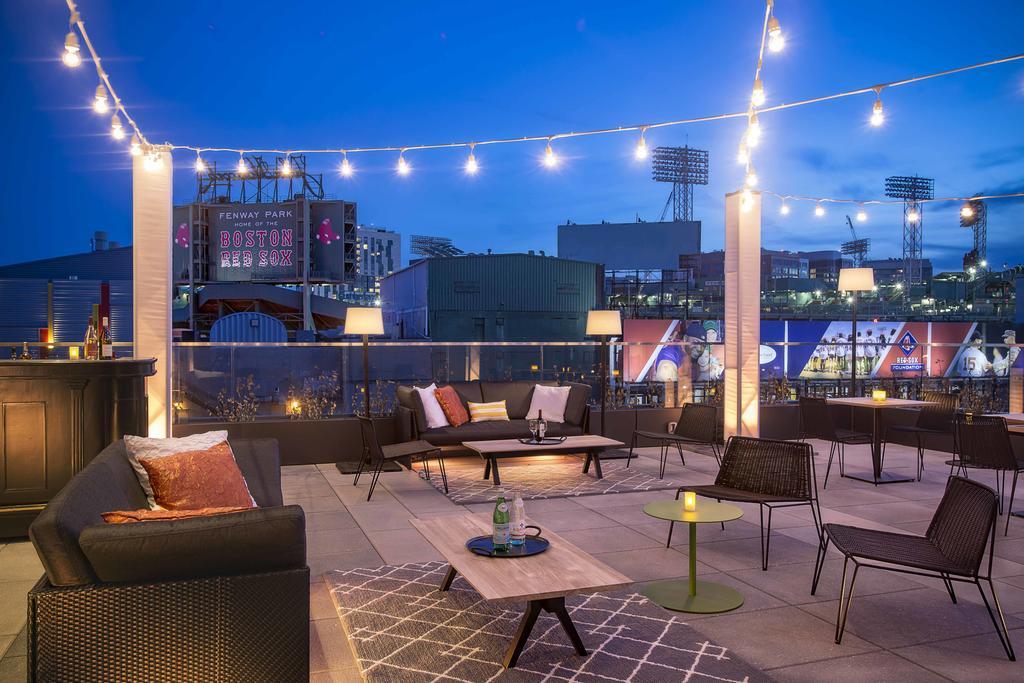 Hotel Commonwealth Boston Extérieur photo The rooftop bar at the hotel