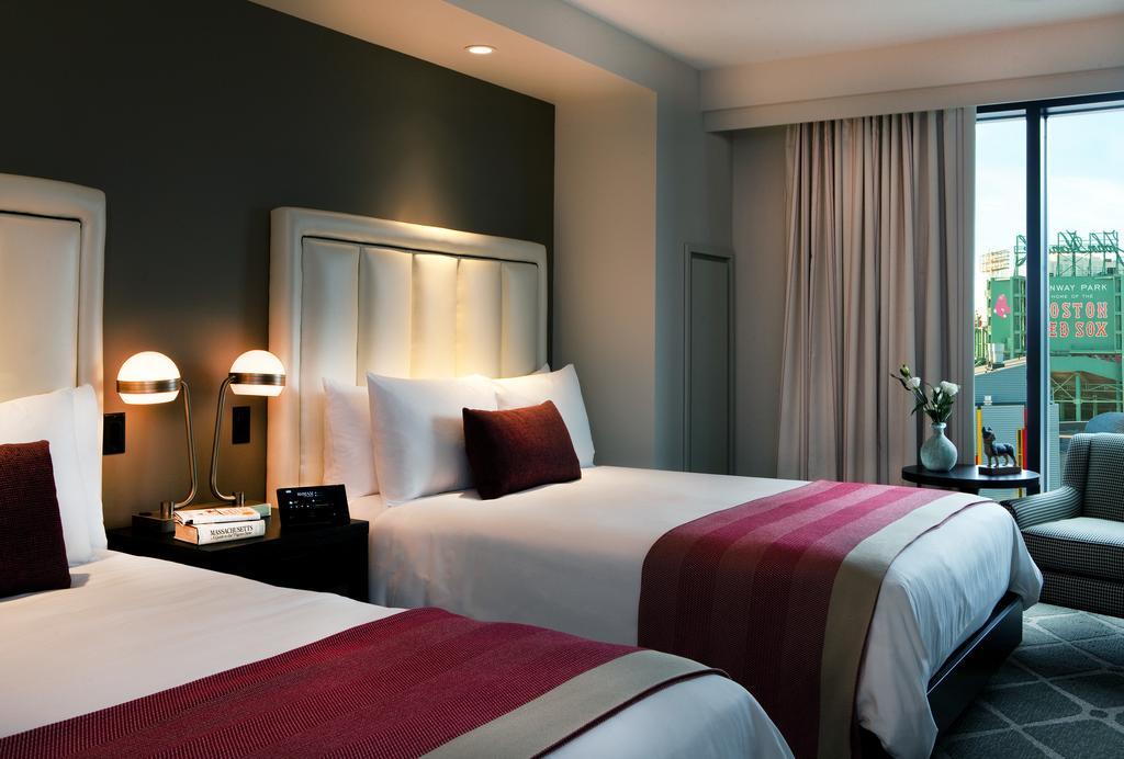 Hotel Commonwealth Boston Extérieur photo A guest room at the Hotel George V