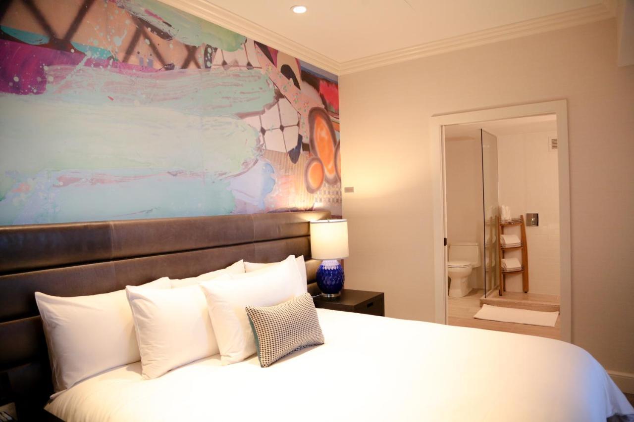 Hotel Commonwealth Boston Extérieur photo A bedroom at the Hotel